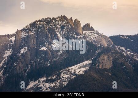 Castle Rocks North Mountains a Sequoia e Kings Canyon National Park in California, Stati Uniti. Foto Stock