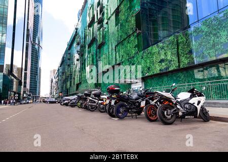 Russia Mosca 2019-06-17 motociclette moderne in fila parcheggiate sulla strada vicino all'edificio del centro affari di Mosca Foto Stock