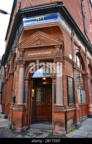 Esterno di Guildford Arms un pub/bar famoso e tradizionale a Edimburgo, Scozia, Regno Unito. Foto Stock