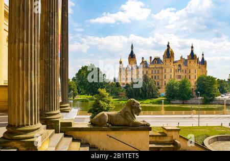 Museo Staatliches Schwerin Dahinter Schweriner Schloss, Schwerin, Mecklenburg Vorpommern, Germania Foto Stock