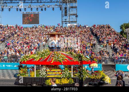 Nizza, Costa Azzurra, Francia - 15 febbraio 2020: Carnaval de Nice, Questo anno tema Re della moda - fioriture di sfilata piena di fiori mimosa gialli Foto Stock