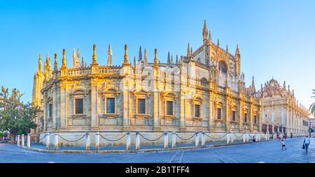 Siviglia, SPAGNA - 1 OTTOBRE 2019: Il grande muro del consiglio della Cattedrale, il collare del clero nella parte laterale della Cattedrale, il 1 ottobre a Sevill Foto Stock