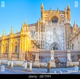 L'incredibile cattedrale di Puerta De San Cristobal di Siviglia con decorazioni in pietra scolpite sulla sua facciata in stile gotico, in Spagna Foto Stock