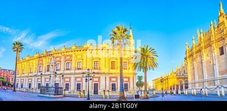 Siviglia, SPAGNA - 1 OTTOBRE 2019: Vista panoramica su Plaza del Triunfo con Cattedrale monumentale e la facciata dell'Archivio Generale del Th Foto Stock