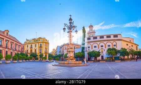 Siviglia, SPAGNA - 1 OTTOBRE 2019: Plaza Virgen de los Reyes con la sua scenografica luce storica nel mezzo è il cuore della città vecchia, il mese di ottobre Foto Stock