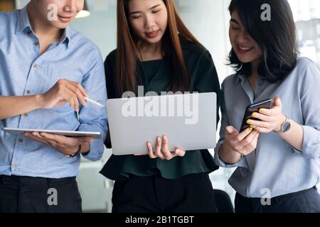 Gruppo di adolescenti che utilizza computer e tablet per cercare e imparare online. Raggruppa gli amici utilizzando gadget moderni. business startup friendship lavoro di squadra Foto Stock