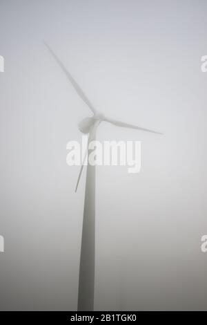 Turbina eolica per la produzione di energia sostenibile in Spagna. Foto Stock