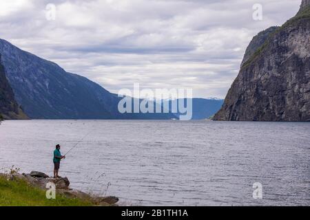 UNDREDAL, NORVEGIA - pescatore sul fiordo di Aurlandsfjoden. Foto Stock