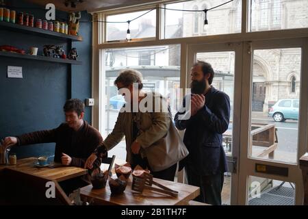 La gente ride in un caffè Foto Stock