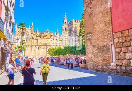 Siviglia, SPAGNA - 1 OTTOBRE 2019: Il quartiere storico di Siviglia vanta numerosi capolavori medievali, come il Palazzo reale dell'Alcazar e la Cattedrale Foto Stock