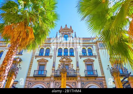 Splendida facciata dell'Hotel Alfonso XIII in stile Neo-Mudejar con ricche decorazioni e circondato da un parco panoramico, Siviglia, Spagna Foto Stock