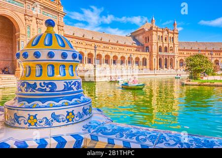 Le incredibili decorazioni in ceramica di Plaza de Espana con motivi in stile andaluso, Siviglia, Spagna Foto Stock