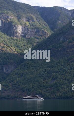 UNDREDAL, NORVEGIA - Tour in traghetto su Aurlandsfjorden, un fiordo nella contea di Vestland. Foto Stock