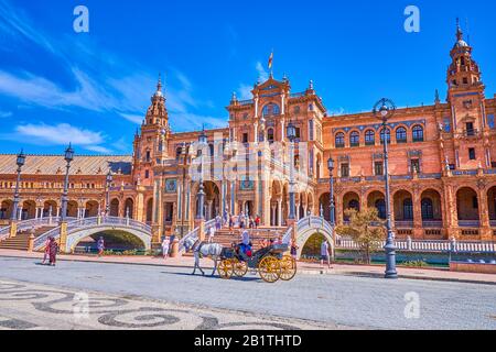 Siviglia, SPAGNA - 1 OTTOBRE 2019: La grande pedonale Plaza de Espana con tradizionale trasporto in carrozza medievale amuse turisti, su Oc Foto Stock