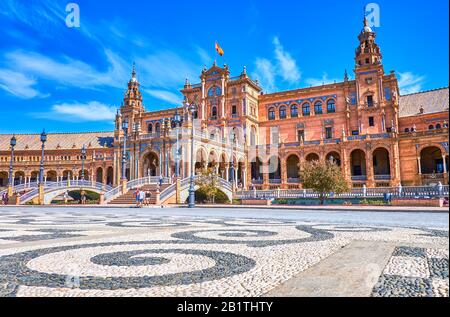 Il bellissimo pavimento in ciottoli con motivi geometrici su Plaza de Espana a Siviglia, Spagna Foto Stock