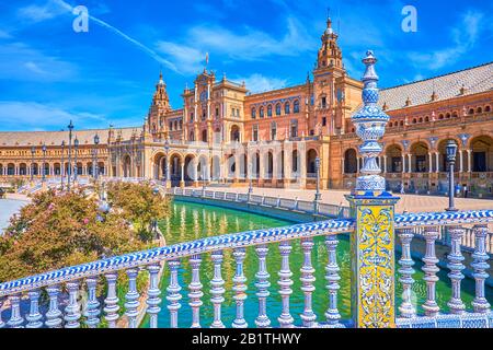 I bellissimi corrimano in ceramica del ponte su Plaza de Espana dipinti in tipico stile andaluso, Siviglia, Spagna Foto Stock