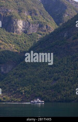 UNDREDAL, NORVEGIA - Klipperfjord i traghetto tour in Aurlandsfjorden, un fiordo nella contea di Vestland. Foto Stock
