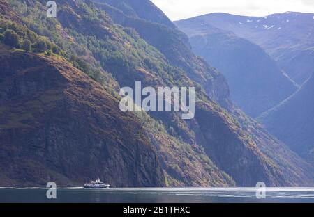 UNDREDAL, NORVEGIA - Klipperfjord i traghetto tour in Aurlandsfjorden, un fiordo nella contea di Vestland. Foto Stock
