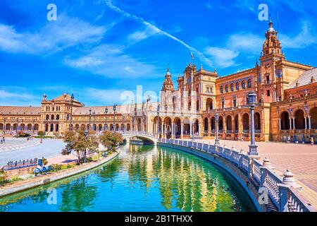 Siviglia, SPAGNA - 1 OTTOBRE 2019: Il canale curvo in Plaza de Espana e dintorni con magnifici edifici, gli esempi di arcate Mudejar Foto Stock