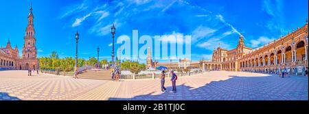 Siviglia, SPAGNA - 1 OTTOBRE 2019: Plaza de Espana è una delle piazze più belle e il simbolo della città, realizzata in uno splendido stile neo-moresco Foto Stock