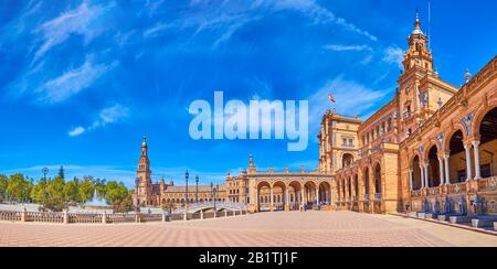 Siviglia, SPAGNA - 1 OTTOBRE 2019: Vista panoramica sulla splendida Plaza de Espana con la sua grande galleria in mattoni con alte torri e balconi, il mese di ottobre Foto Stock