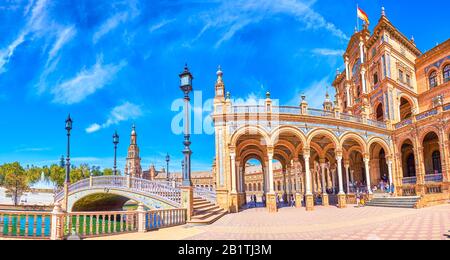 L'incredibile edificio con porticato grande è riccamente decorato con azulejos (piastrelle colorate smaltate), è il simbolo di Plaza de Espana a Sevill Foto Stock