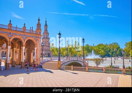 Siviglia, SPAGNA - 1 OTTOBRE 2019: Plaza de Espana è uno dei principali punti di riferimento della città e un bel posto per passeggiate lungo il canale, a Octo Foto Stock