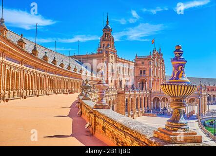 Le scenografiche decorazioni in ceramica sul balcone superiore della galleria su Plaza de Espana, Siviglia Foto Stock
