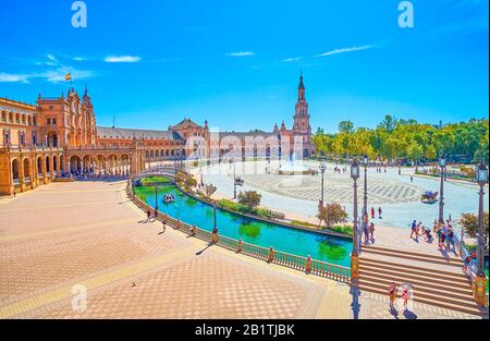 Siviglia, SPAGNA - 1 OTTOBRE 2019: La grande area pedonale all'aperto di Plaza de Espana è separata dal canale curvo, famoso per le gite in barca, il 1° ottobre i Foto Stock