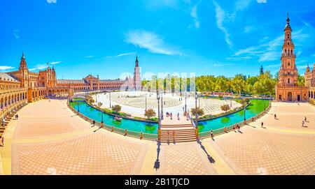 Siviglia, SPAGNA - 1 OTTOBRE 2019: Vista panoramica su Plaza de Espana con torri, canali ricurvi e turisti a piedi, il 1° ottobre a Siviglia Foto Stock