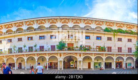 Siviglia, SPAGNA - 1 OTTOBRE 2019: Plaza del Cabildo vanta un incredibile edificio con serie di portici con decorazioni a motivi della facciata, in ottobre Foto Stock