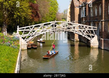 Turisti in pugni sul fiume Cam sotto il ponte Matematico. Cambridge, Cambridgeshire, Inghilterra Foto Stock