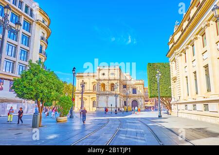 Siviglia, SPAGNA - 1 OTTOBRE 2019: I vecchi edifici storici residenziali e governativi nel centro di Siviglia in diversi stili architettonici, a ottobre Foto Stock