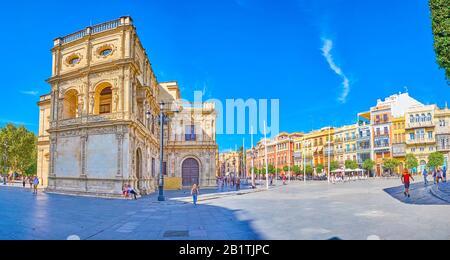 Siviglia, SPAGNA - 1 OTTOBRE 2019: Vista panoramica su Plaza de San Francisco con edifici colorati con terrazze all'aperto e monumentale City Council b Foto Stock