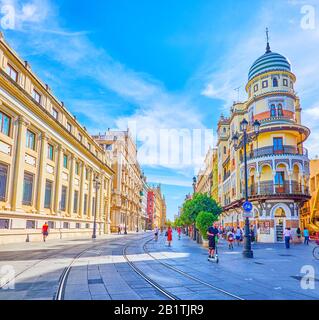 Siviglia, SPAGNA - 1 OTTOBRE 2019: L'edificio decorato con cupola piastrellata e la facciata colorata dell'incredibile edificio de la Adriatica su Avenida de la con Foto Stock