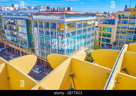 Siviglia, SPAGNA - 1 OTTOBRE 2019: La vista sulle strade dal punto di vista superiore di Metropol Parasol, 1 ottobre a Siviglia Foto Stock