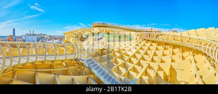 Siviglia, SPAGNA - 1 OTTOBRE 2019: Panorama del tetto di Metropol Parasol con passerella curva che conduce tra i punti panoramici ai bordi dell'atrio Foto Stock