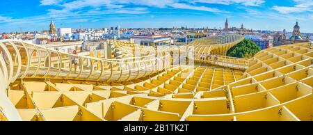 Siviglia, SPAGNA - 1 OTTOBRE 2019: Il ponte pedonale ricurvo conduce lungo i bordi del tetto del complesso Metropol Parasol e apre splendide vedute su tutta la sid Foto Stock