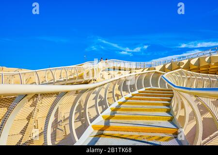 Siviglia, SPAGNA - 1 OTTOBRE 2019: Lunghi ponti pedonali curvi montati sul tetto della costruzione Metropol Parasol, il 1 ottobre a Siviglia Foto Stock