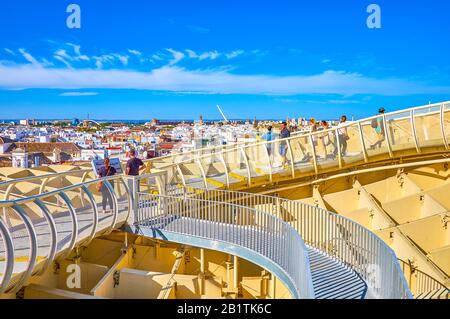 Siviglia, SPAGNA - 1 OTTOBRE 2019: Metropol Parasol è famosa per i suoi grandi punti panoramici e i ponti pedonali sul suo tetto, che attrae i turisti Foto Stock