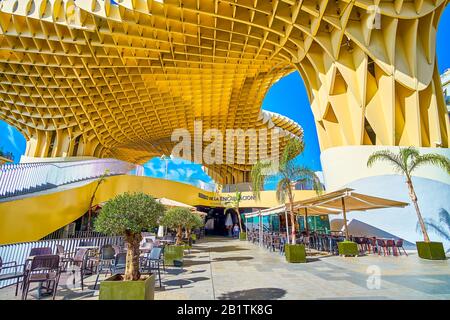 Siviglia, SPAGNA - 1 OTTOBRE 2019: L'ingresso al ristorante del complesso Metropol Parasol con le terrazze all'aperto al piano terra, il mese di ottobre Foto Stock