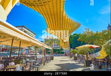 Siviglia, SPAGNA - 1 OTTOBRE 2019: La terrazza all'aperto del ristorante in un'accogliente piazza sotto la costruzione di Metropol Parasol, il 1 ottobre a Siviglia Foto Stock