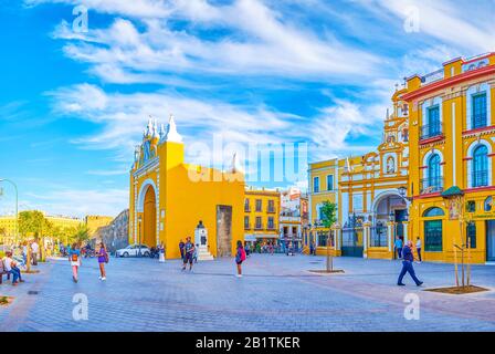 Siviglia, SPAGNA - 1 OTTOBRE 2019: Ensemble di piazza della Macarena Esperanza con la storica porta della Macarena e la Basilica, decorata con colori giallo-bianchi in spirito Foto Stock