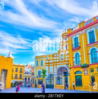 Siviglia, SPAGNA - 1 OTTOBRE 2019: Il 1° ottobre 2019, il grande esempio di Piazza Macarena con la Basilica di Macarena e le case storiche panoramiche circostanti Foto Stock