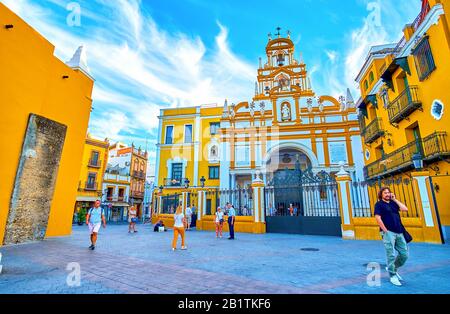 Siviglia, SPAGNA - 1 OTTOBRE 2019: La splendida Basilica della Macarena è uno dei luoghi di culto più onorati della città, il 1° ottobre a Sevi Foto Stock