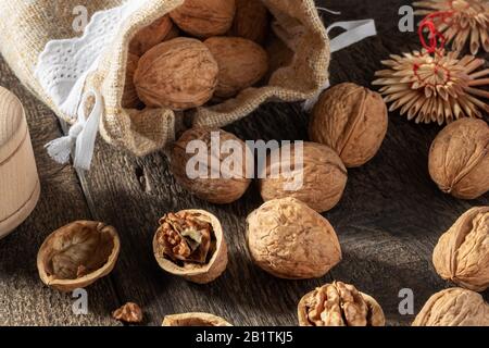 Noci versate da un sacchetto di lino su un tavolo Foto Stock