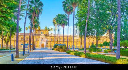 Siviglia, SPAGNA - 1 OTTOBRE 2019: L'edificio andaluso del Parlamento in stile rinascimentale spagnolo con grande giardino sulla facciata principale, il 1 ottobre i Foto Stock