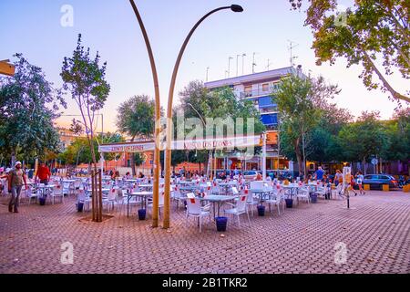 Siviglia, SPAGNA - 1° OTTOBRE 2019: Visitare i caffè all'aperto dopo il tramonto è uno dei momenti più amati della gioventù locale, soprattutto ad al Alame Foto Stock