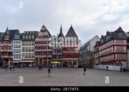 Francoforte, Germania - 18 gennaio 2020: Piazza Römerberg (montagna romana) è il cuore storico della città vecchia medievale. Foto Stock