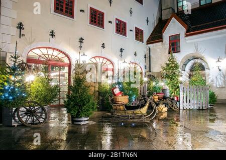 Riga, Lettonia - 24 dicembre 2019: Capodanno e decorazione di Natale - slitte, lanterne, alberi di Natale a riga, Lettonia Foto Stock